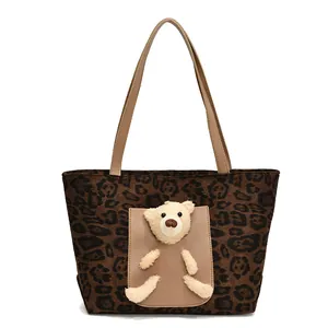 Leopard-Plüsch-Einkaufstasche mit Khaki-Ledergriffen und süßem 3D-Stoffbären-Anhänger