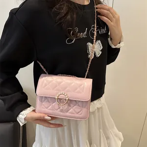 Schicke rosa Stepptasche mit Perlenschnalle und Metallkettenriemen für Damen