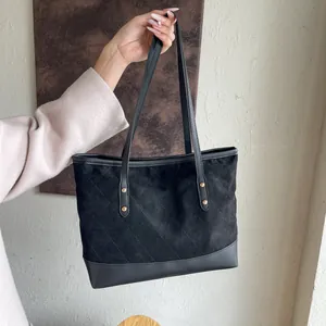 Sac cabas noir en daim matelassé avec de longues anses pour un usage quotidien chic