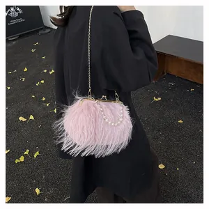 Borsa rosa in pelliccia sintetica con cornice in metallo, catena d'oro e dettagli di perle