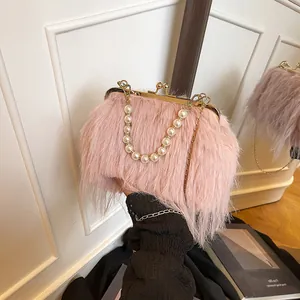 Borsa in pelliccia sintetica rosa con manico di perle e catena d'oro vintage