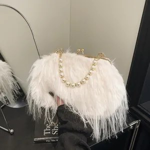 Elegante borsa clutch in finta pelliccia avorio con chiusura dorata e catena di perle