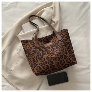 Flachbild von Leopard-Print Canvas-Tasche mit braunen Kunstledergriffen und Modeetikett