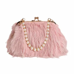 Borsa a tracolla in pelliccia sintetica rosa con catena di perle e chiusura in metallo