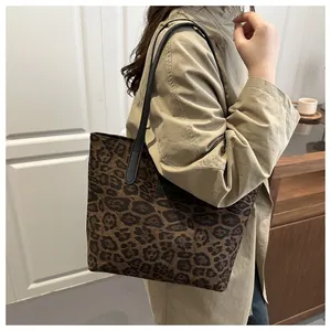 Detail der modischen Leopard-Tragetasche mit schwarzen Lederriemen und Mode-Etikett