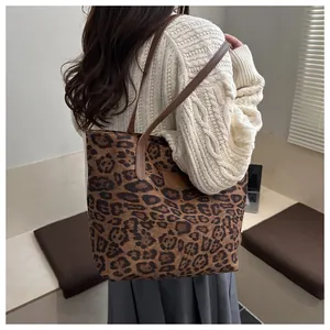 Nahaufnahme der Leopard-Tragetasche mit Lederriemen getragen zum Strickpullover