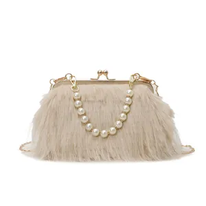 Borsa in ecopelliccia beige con elegante manico di perle e chiusura in metallo