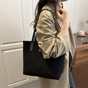 Minimalistische schwarze Shopper-Tasche aus Wildlederimitat mit goldener FASH-Aufschrift