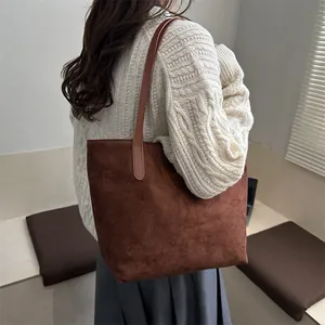 Minimalistische große braune Wildleder-Tragetasche für Damen als stilvolle Umhängetasche