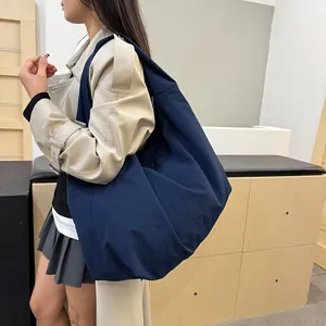 Grote marineblauwe nylon onderarmtas met minimalistische halve maanvorm voor damesmode
