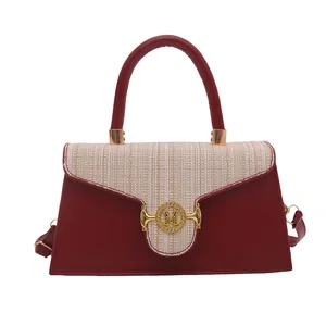 Borsa a tracolla vintage in pelle rossa e tweed beige con fibbia dorata a forma di M