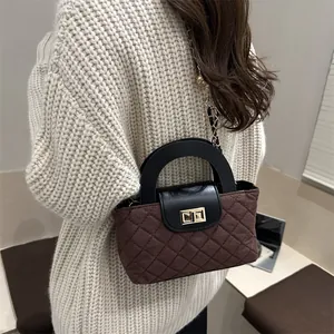 Quilted crossbody bag with rhombic pattern and golden chain strap for women