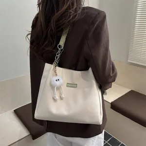 Sac fourre-tout beige minimaliste avec étiquette verte FASHION et charme en peluche