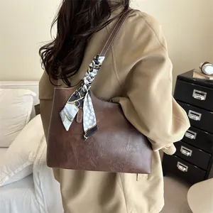 Grand sac cabas marron avec coutures contrastées et détail de foulard en soie