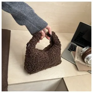 Λεπτομέρεια καφέ τσάντας teddy fleece που δείχνει τη μαλακή υφή και τους κρίκους