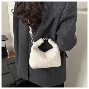 Détail du sac seau en peluche blanche avec poignée en métal argenté et bandoulière