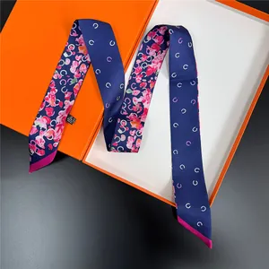 Écharpe étroite bleue de 120cm avec motifs floraux et fer à cheval sur boîte orange