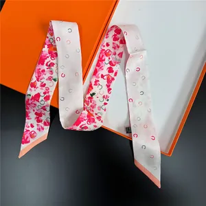 Élégant ruban en soie à imprimé fleuri avec boîte cadeau orange sur fond noir