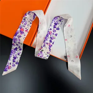 Foulard long étroit à imprimé floral et lettres en couleurs crème et violet élégant