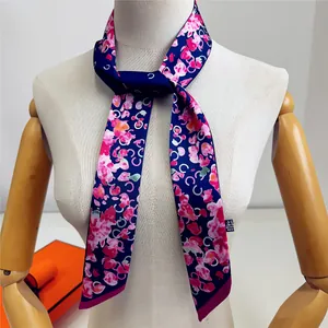 Foulard étroit en soie bleu marine à motif floral et lettres C sur mannequin blanc