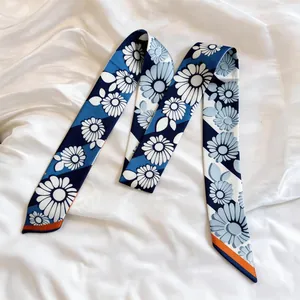 Pañuelo twilly de seda con estampado de margaritas azul marino y borde naranja en satén
