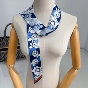 Primer plano de un pañuelo estrecho de seda con estampado floral de margaritas