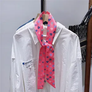 Rosa Seidenschal mit Herzmuster am weißen Hemdkragen für ein elegantes Styling