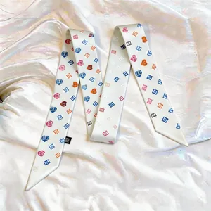 Süßer langer Satin-Haarschal mit Herzmuster und Halstuch für Damen auf weißem Stoff