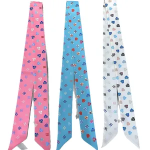 Elegante Satin-Schals mit Herzprint in den Farben Rosa, Blau und Weiß erhältlich