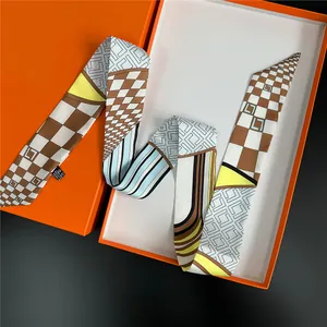 Sciarpa twilly in seta con motivi geometrici in una lussuosa confezione regalo arancione