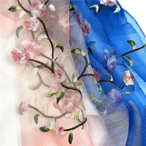 Macro di delicati ricami floreali su scialle pashmina leggero in seta e lana