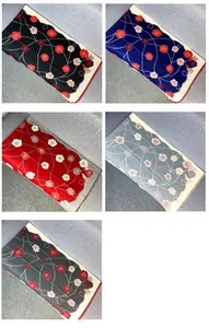 Détails des écharpes d'hiver aux motifs de roses et chaînes en cinq coloris chic