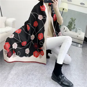 Détail d'une écharpe en cachemire à fleurs de camélia, réversible avec motifs roses
