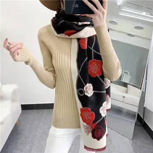 Détail du motif floral camélia sur une écharpe d'hiver douce en imitation cachemire