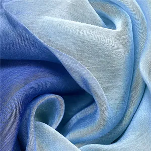 Dettaglio macro di sciarpa in seta e lana con sfumatura blu e trama fine del tessuto