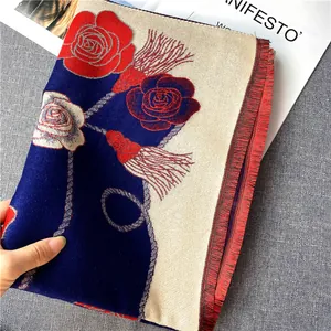 Vue détaillée de l'écharpe en imitation cachemire à motif camélia et franges