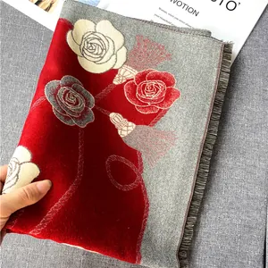 Détail de l'écharpe épaisse au motif camélia montrant la texture douce et les fleurs