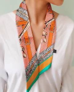 Primer plano de un pañuelo Twilly con estampado ecuestre en un cuello de camisa blanca