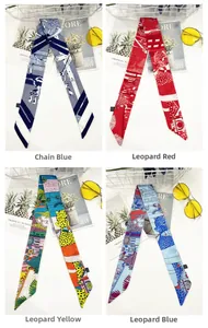 Quattro foulard twilly in seta con motivi a catena e leopardati per borse o capelli