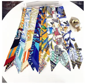 Mise à plat de huit foulards twilly en satin aux imprimés géométriques et floraux variés