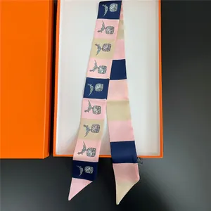 Roze en blauwe zijden twilly sjaal met bloemenpatroon in een klassieke oranje geschenkdoos