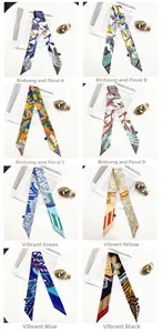 Vue détaillée de foulards twilly étroits en satin aux motifs floraux et oiseaux