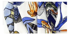 Gros plan détaillé du tissu satiné à motif floral rétro bleu et orange