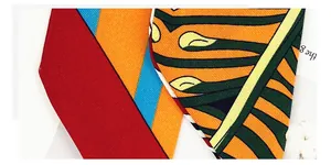 Gros plan sur le motif de feuilles tropicales et les blocs de couleurs du foulard en soie