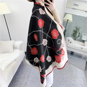 Châle en maille à motif camélia avec dessin floral et franges rouges pour l'hiver