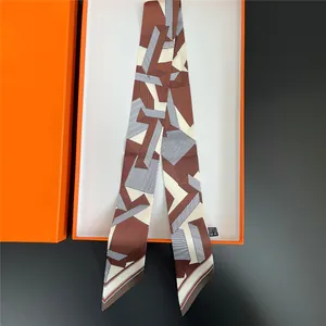Zijden sjaal met geometrisch patroon in bruin en beige in een luxe oranje geschenkverpakking