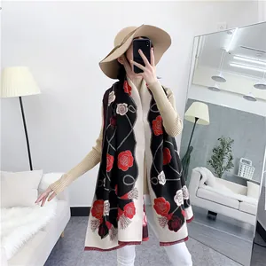 Écharpe d'automne hiver au toucher cachemire avec motif camélia et chaîne élégante