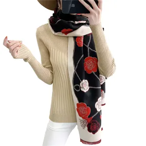 Écharpe élégante en tricot à fleurs de camélia noir et beige avec franges pour l'hiver