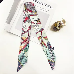 Foulard étroit en satin pour femme avec imprimés tropicaux sur fond vert menthe