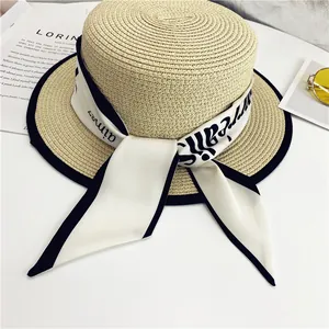 Vista de detalle del sombrero de paja vintage francés con cinta decorativa y nudo